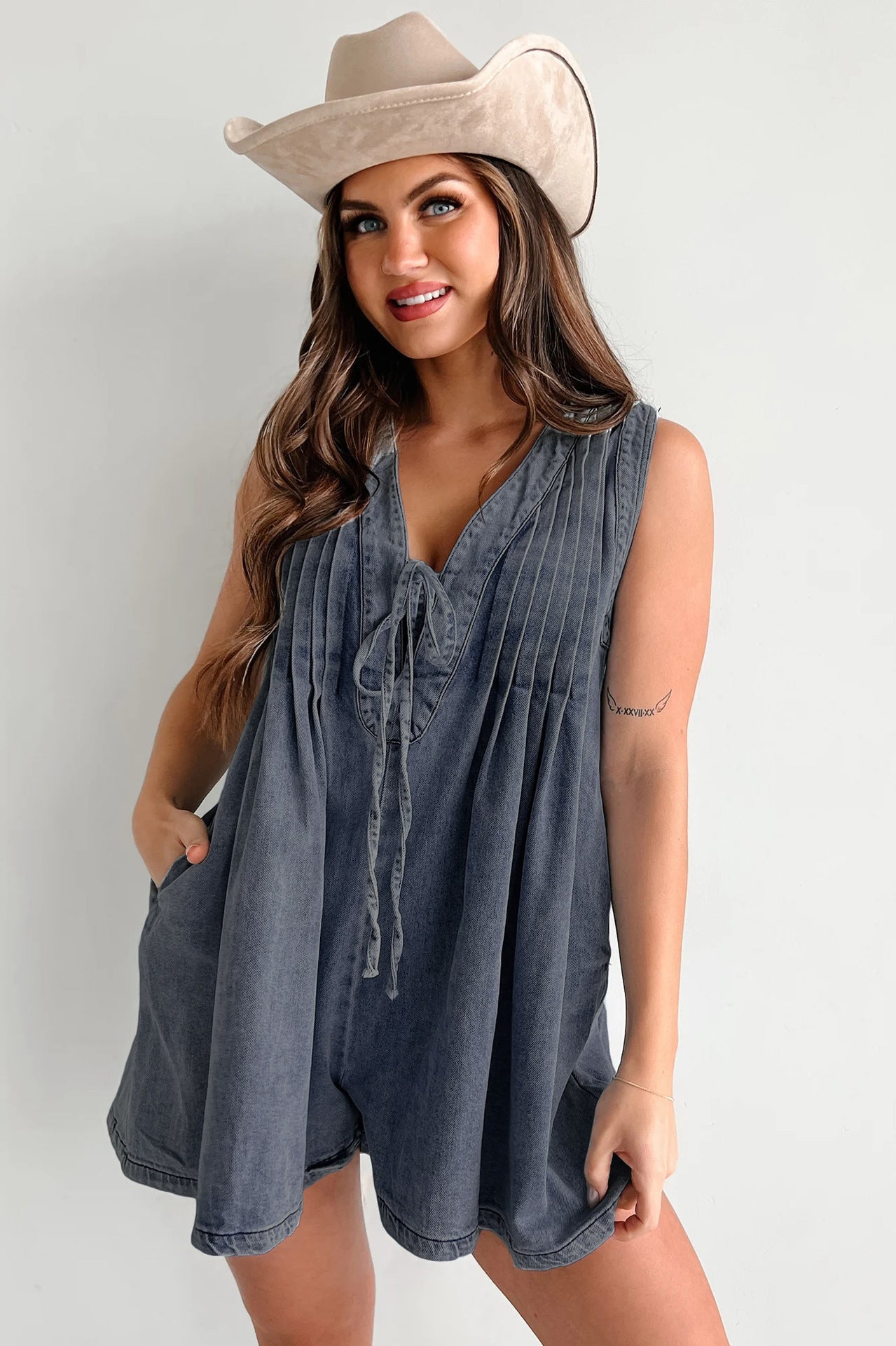 Combinaison courte en jean,chic sans manches  – look estival