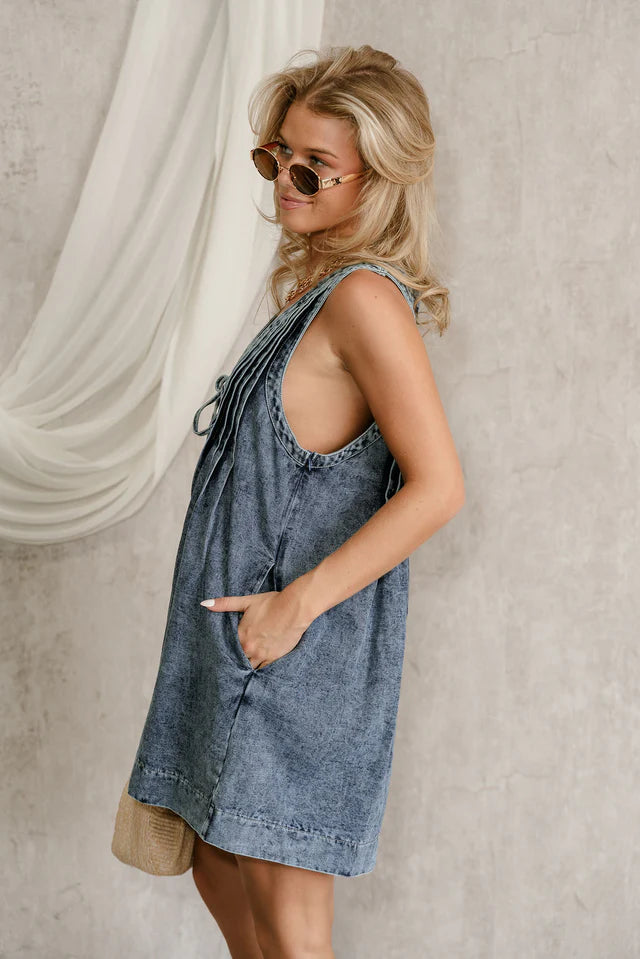 Combinaison courte en jean,chic sans manches  – look estival