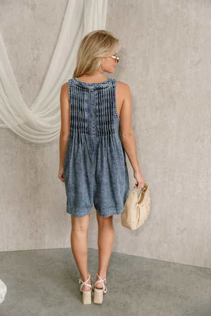 Combinaison courte en jean,chic sans manches  – look estival
