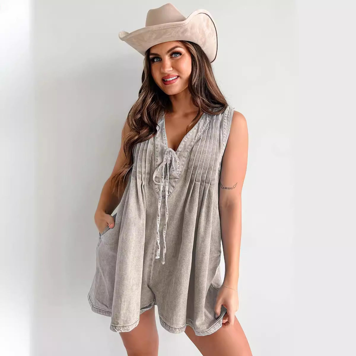 Combinaison courte en jean,chic sans manches  – look estival